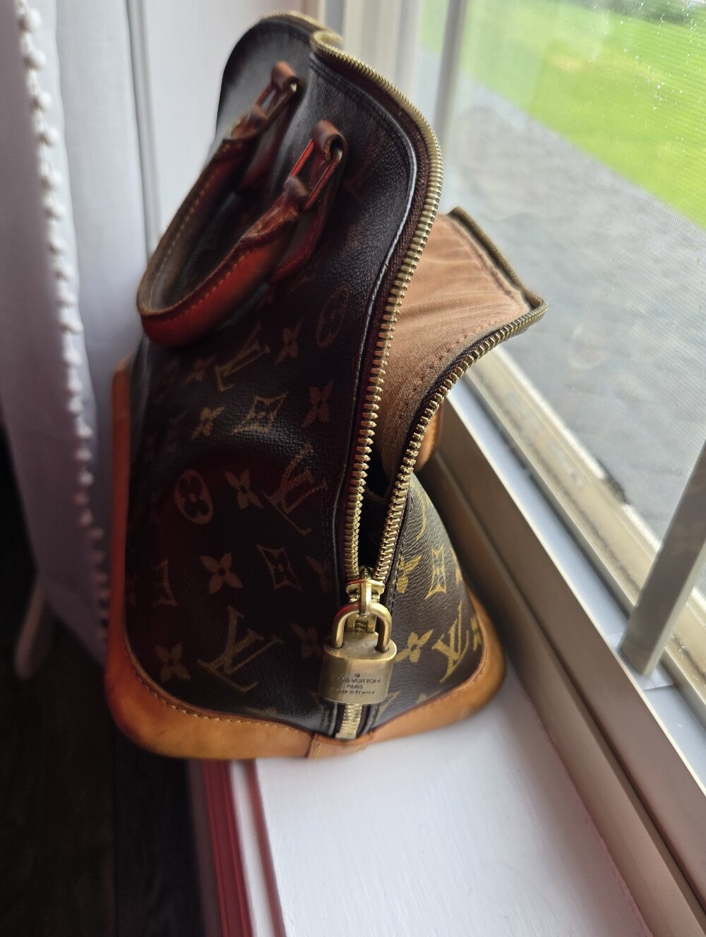 Louis Vuitton Brown Monogram Alma Handbag - Picture 4 of 16